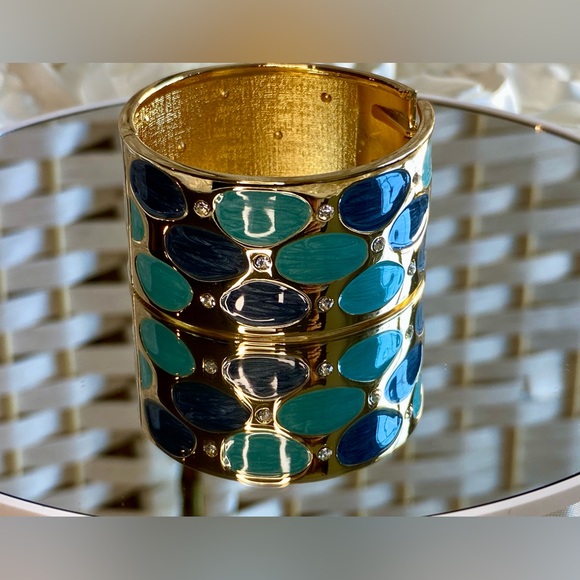 NWT White Australian Crystal and Blue Enameled Bangle Bracelet 7” in Goldtone - Picture 3 of 9